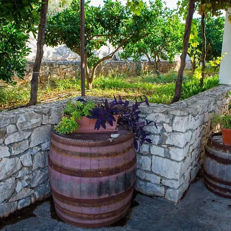 Lenka Mato Appartement Sutivan