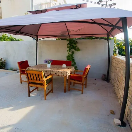 Lenka Mato Apartment Sutivan