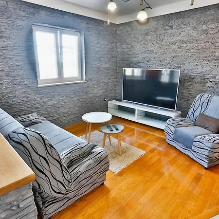 Lenka Mato Apartment Sutivan